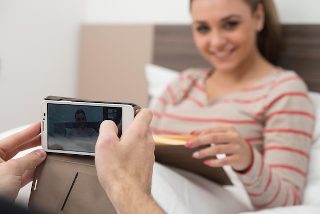 mujer joven, mentira en cama, y, leer un libro, en, dormitorio