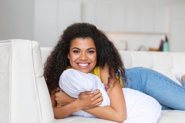 Foto mujer joven, mentira en el sofá