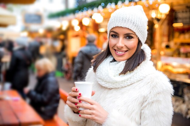 Mujer joven en el mercado de navidad