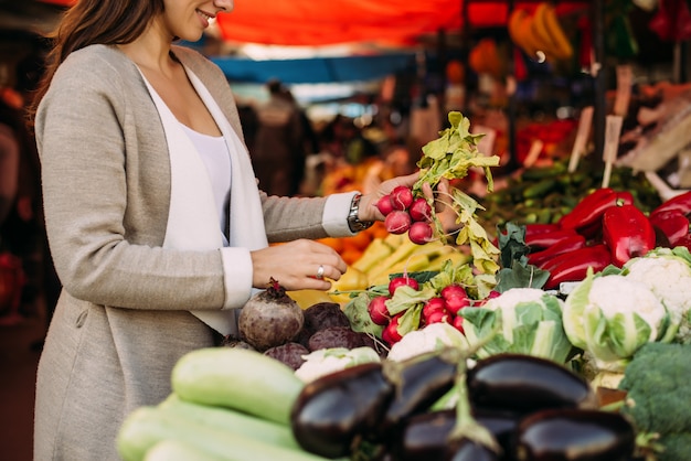 Mujer joven en el mercado.