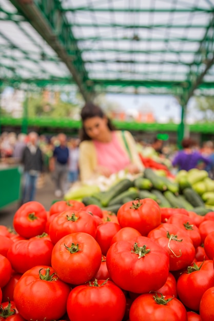 Mujer joven en el mercado