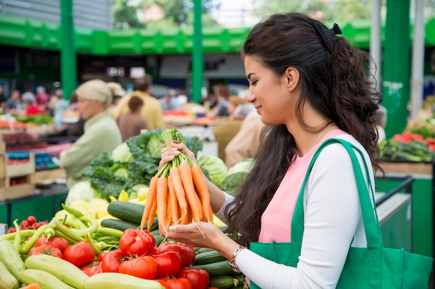 Mujer joven en el mercado