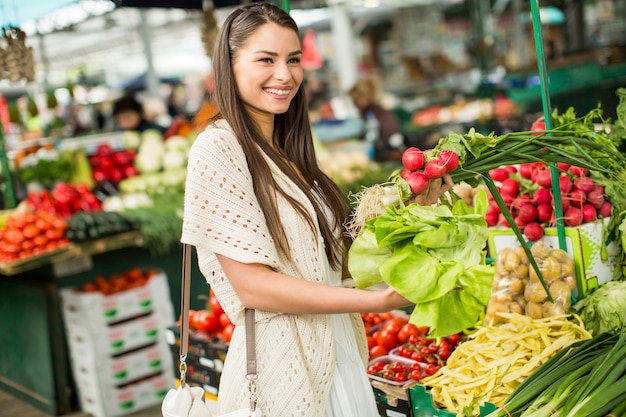 Mujer joven en el mercado