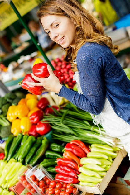 Mujer joven en el mercado