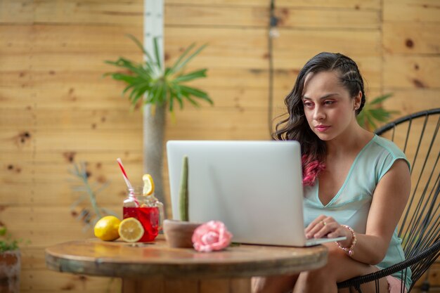 Mujer joven mexicana trabajando en vacaciones de verano espacio de copia