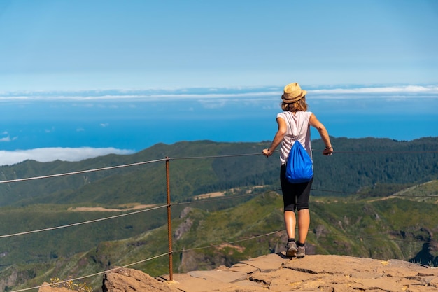 Foto una mujer joven en el miradouro do juncal en pico do arieiro madeira portugal