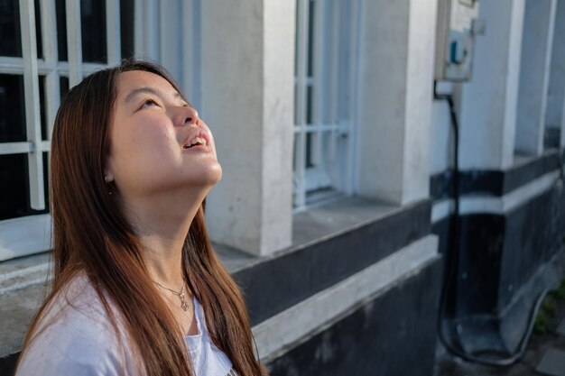 Foto mujer joven mirando hacia arriba