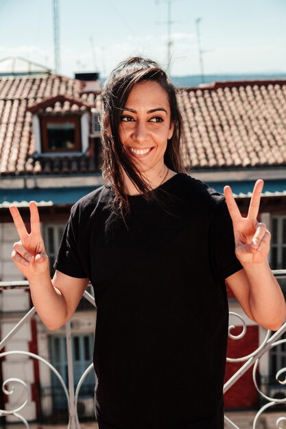 Foto mujer joven mirando a la cámara con una actitud positiva en un techo