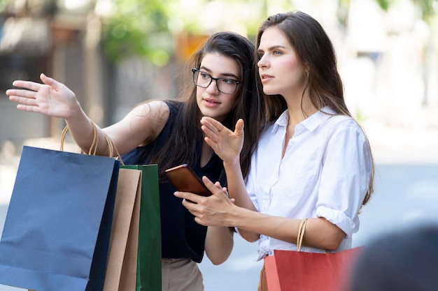 Foto mujer joven mirando a la cámara mientras está de pie al aire libre