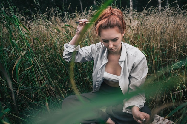 Mujer joven mirando hacia el campo