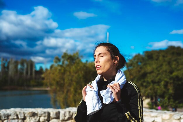 Mujer joven mirando hacia el cielo