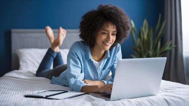 Foto mujer joven mirando la computadora portátil en el dormitorio