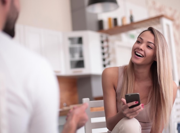 Mujer joven mirando la correspondencia en su teléfono inteligente