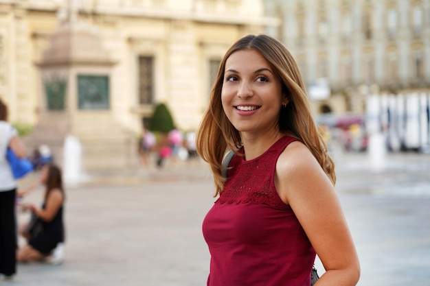 Mujer joven mirando lejos en la ciudad