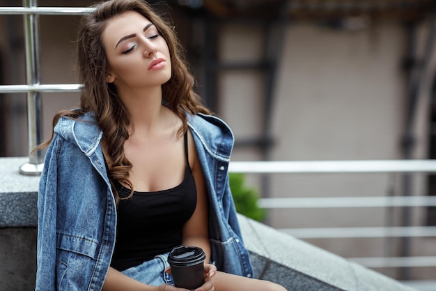 Foto mujer joven mirando hacia otro lado