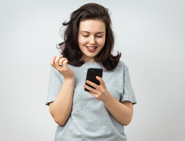 Foto mujer joven mirando su teléfono móvil