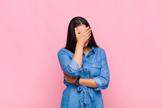 Mujer joven, mirar, estresado