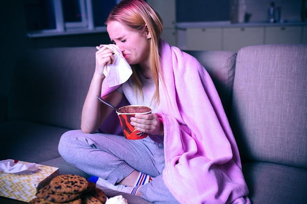 Mujer joven, mirar la película, por la noche