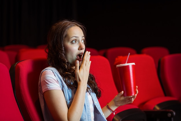 Foto mujer joven, mirar una película