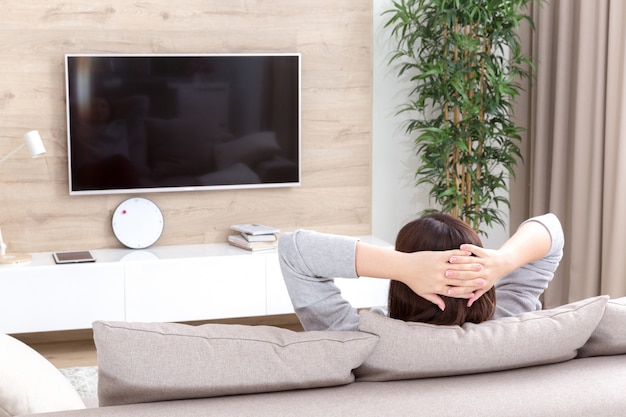 Mujer joven, mirar tele, en la habitación