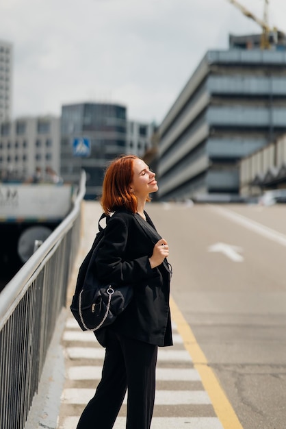 Mujer joven con una mochila en el camino