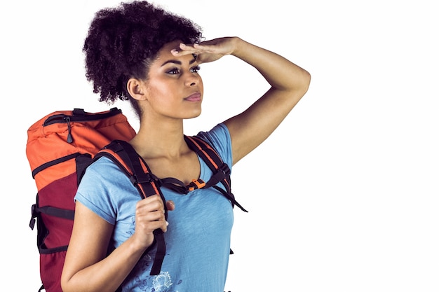 Mujer joven con mochila mirando a otro lado