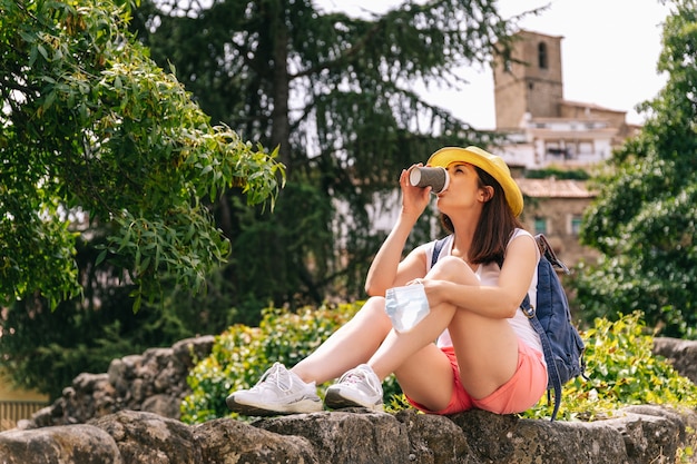 Mujer joven con una mochila de viaje