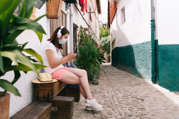 Mujer joven con una mochila de viaje