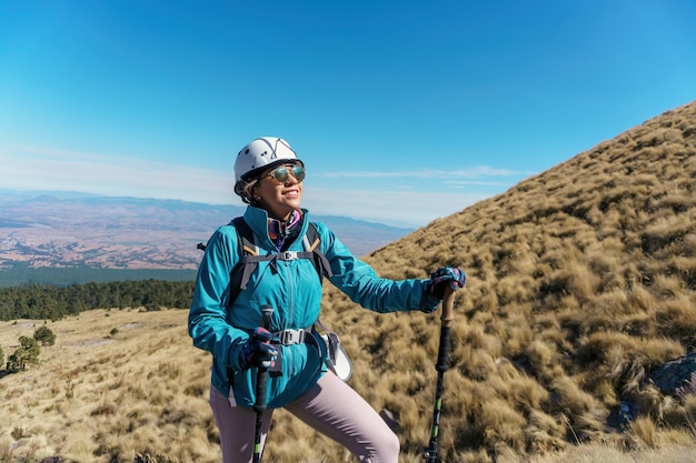 Foto mujer joven con mochila en volcán malinche