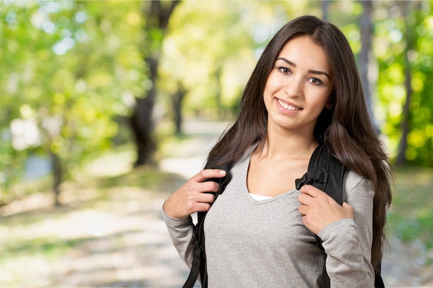 mujer joven con una mochila