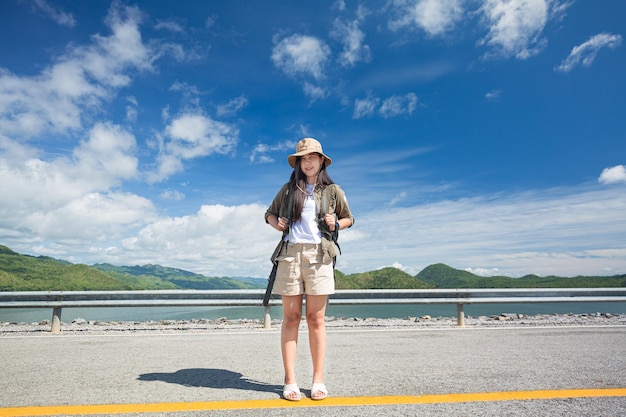 Mujer joven, mochilero, viajar, vista delantera