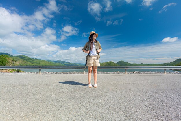 Mujer joven, mochilero, viajar, vista delantera