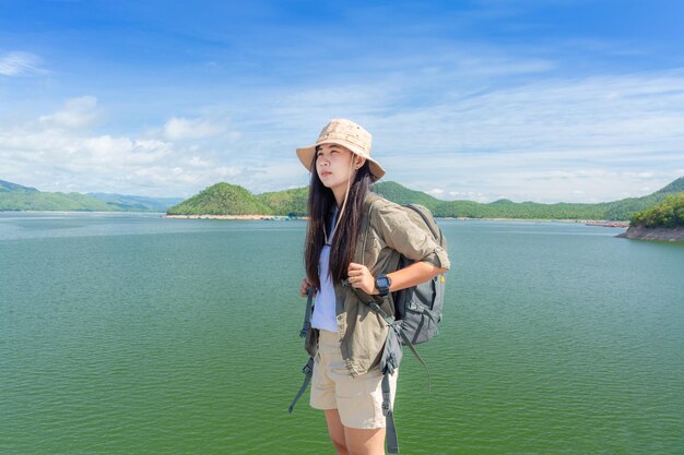 Mujer joven, mochilero, viajar, vista delantera