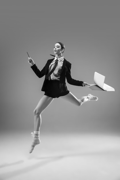 Mujer joven de moda y elegante con chaqueta y calcetines trabajando desde casa. Moda