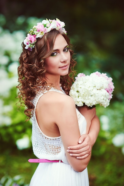 Mujer joven en moda de estilo griego