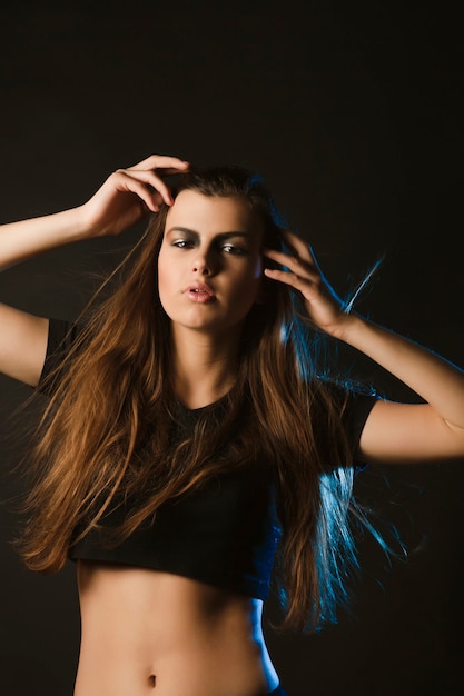 Mujer joven de moda con maquillaje artístico y cabello exuberante