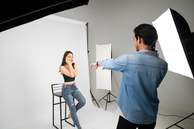 Foto mujer joven modelo posando para una foto tomada con un fotógrafo profesional en el estudio