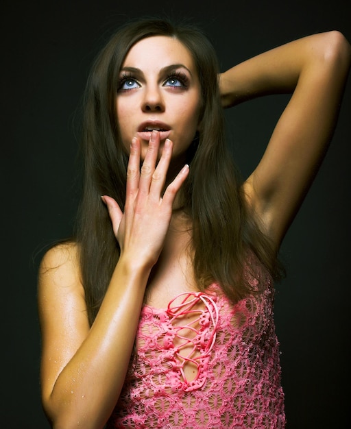 Mujer joven modelo posando con vestido