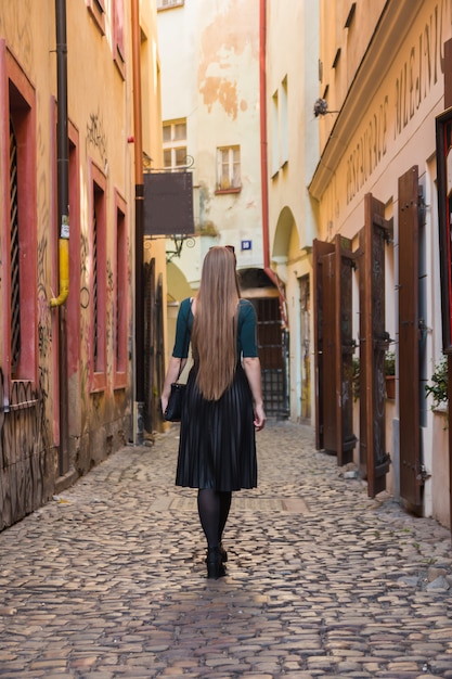 Mujer joven moderna en la calle