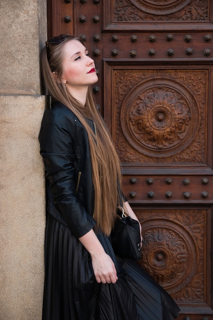 Mujer joven moderna en la calle