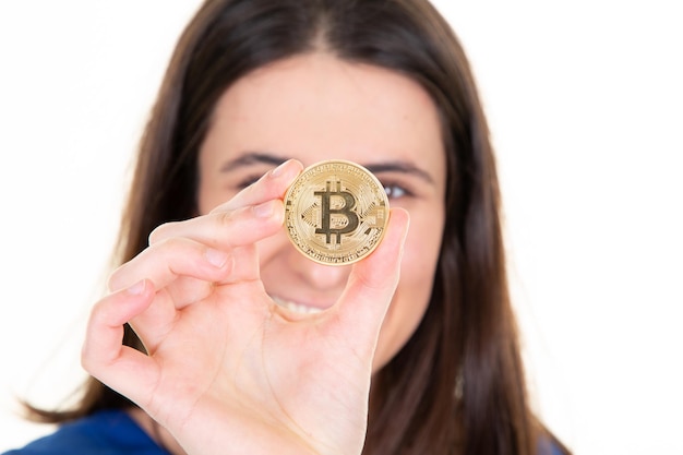 Mujer joven con moneda bitcoin concepto de moneda futura virtual en línea Dinero de criptomoneda digital