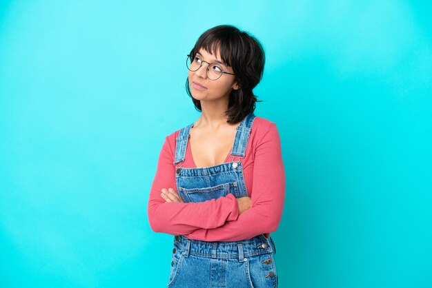 Foto mujer joven con un mono de fondo aislado feliz y sonriente