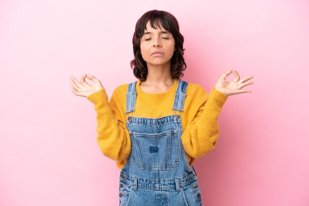 Mujer joven con monos antecedentes aislados en pose zen