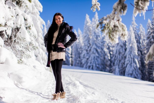 Mujer joven en la montaña en invierno