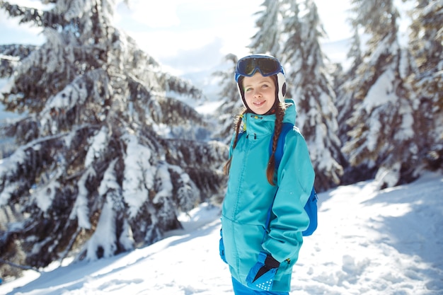 Mujer joven en las montañas nevadas