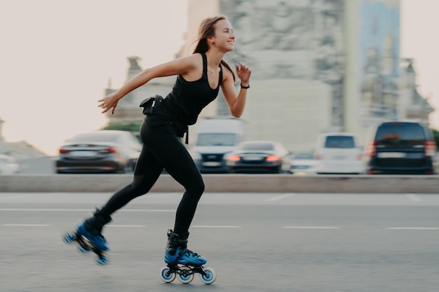 Foto mujer joven montando bicicleta en la carretera de la ciudad