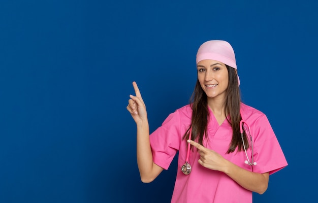 Foto mujer joven morena con una camiseta rosa