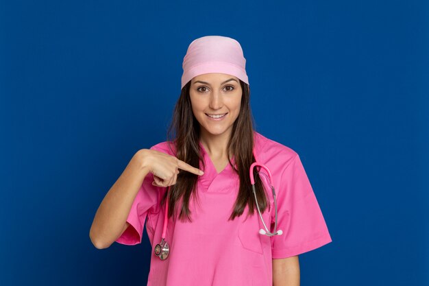 Foto mujer joven morena con una camiseta rosa