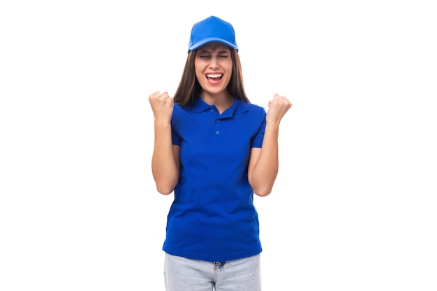 Foto mujer joven morena con gorra azul y camiseta sobre un fondo blanco con espacio de copia