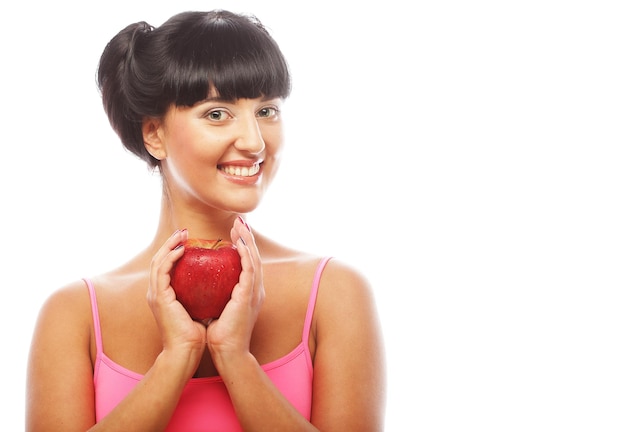 Mujer joven morena con manzana roja